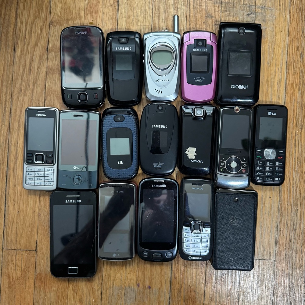 Lot Of 17 Vintage Phones, Untested FOR PARTS. Nokia, Samsung HTC Alcatel. “READ”